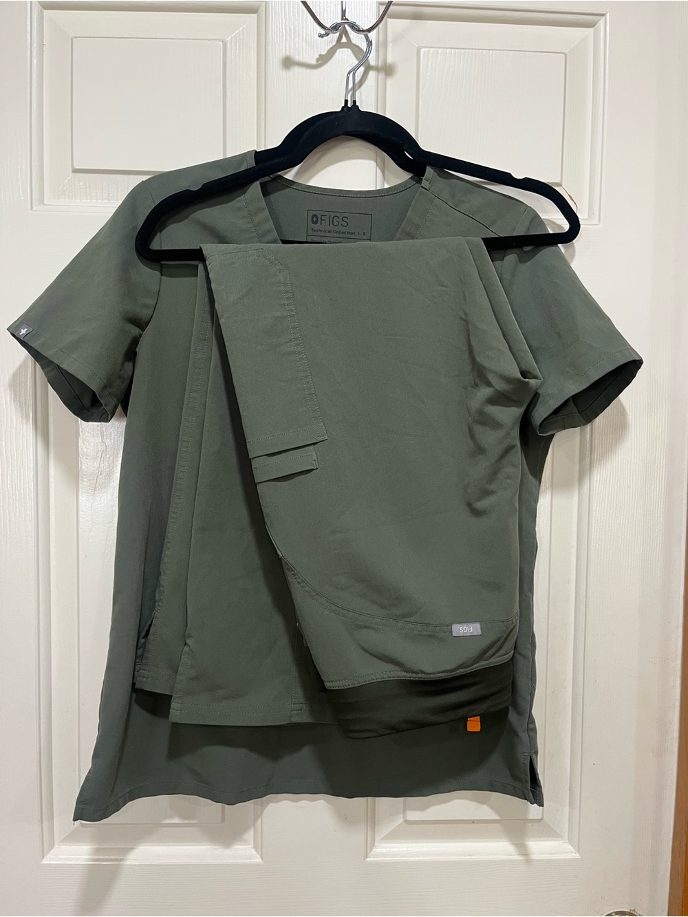 Figs Moss Green Catarina Scrub Top & Kade Cargo Scrub Pants in size SMALL